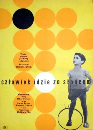 Człowiek idzie ze słońcem