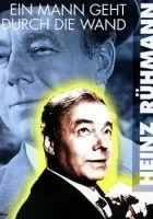 Ein Mann geht durch die Wand