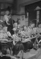 Két lány az utcán