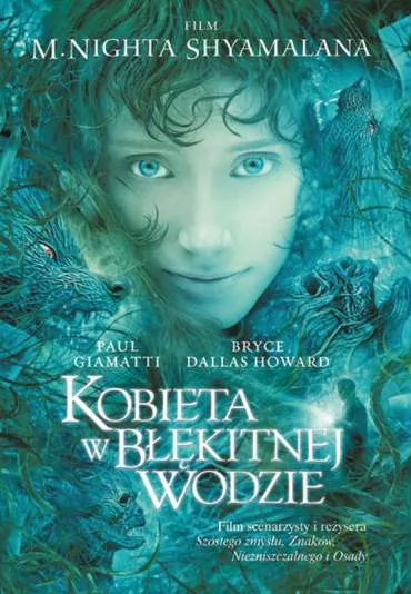 Kobieta w błękitnej wodzie