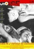 Kobieta z papugą na ramieniu