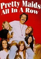 Ładne dziewczyny ustawiają się w szeregu