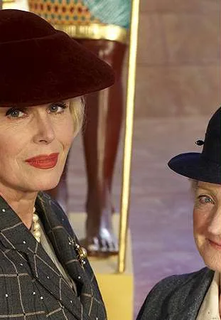 Panna Marple: Zwierciadło pęka w odłamków stos